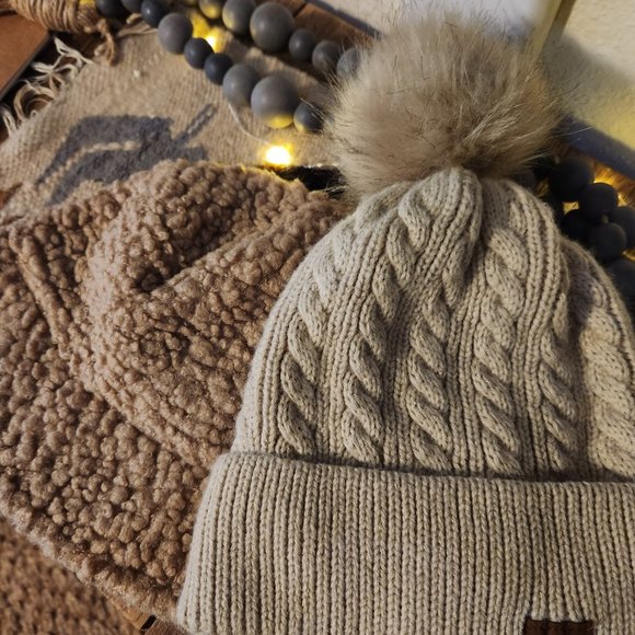 Two women's winter hats - Picture 8 of 8